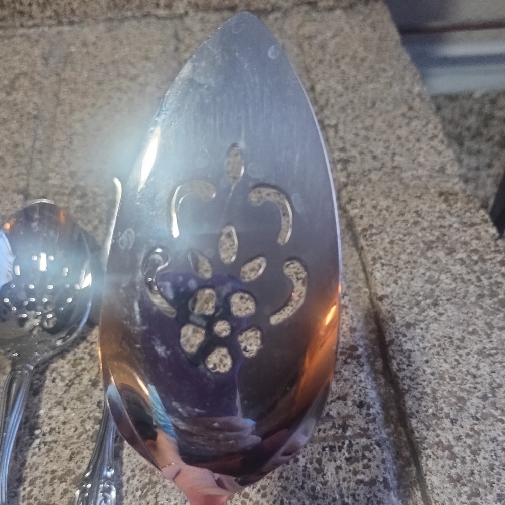 Oneida Heirloom Serving Set - Picture 10 of 14